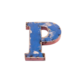 Un "P" majuscule de 15 cm fabriqué à partir de métal recyclé, avec une face bleue usée et des bords usés révélant un dessous rose - idéal pour enrichir votre collection Lettre O déco métal.
