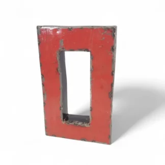 Un objet métallique tridimensionnel intitulé "Lettre O déco métal recyclé 22cm" se tient debout sur un fond blanc. Il a la forme d'un rectangle rouge avec une grande découpe au centre et ses bords sont rugueux et légèrement usés.