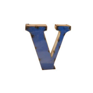 Lettre V déco métal recyclé 15cm : lettre métallique bleue à surface légèrement patinée et bords sombres, parfaite à associer avec un U déco métal. Photo sur fond blanc.