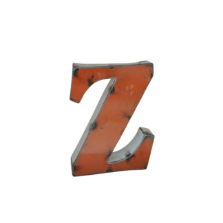 Une lettre "Z" métallique tridimensionnelle avec une face orange rouille et des bords argentés se dresse sur un fond blanc, idéale pour être associée à la Lettre Y déco métal recyclé 15cm (Copie) pour un décor industriel-chic.