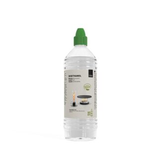Le Bioéthanol 1L est une bouteille en plastique transparent avec un bouchon vert, étiquetée "Bioéthanol" et présentant des instructions pour le foyer ainsi qu'une image. Il contient du combustible liquide pour les cheminées d'intérieur ou d'extérieur.