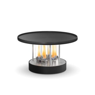 Le Grill Table Circle 35 est une cheminée de table moderne avec un plateau rond noir, des côtés cylindriques en verre et des flammes jaunes-orangées visibles à l'intérieur, sur fond blanc.