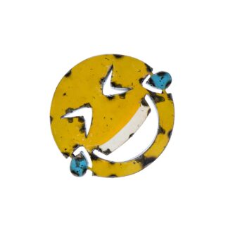 Un "Emoji- Se rouler par terre de rire" jaune, circulaire et usé, avec un smiley stylisé et abstrait, avec deux points bleus en guise d'yeux et des taches noires sur toute sa surface.
