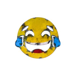 L'Emoji Rire Métal Déco est une découpe en métal usé d'un emoji visage rieur jaune avec des larmes bleues sur chaque joue et une bouche rouge grande ouverte, isolée sur un fond blanc.