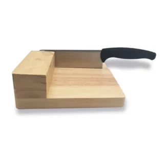 La Guillotine Cuisine Bois est un guide de découpe en bois avec un couteau en métal doté d'un manche noir et d'un bord surélevé permettant d'aligner la lame et l'aliment pour une découpe régulière et précise.