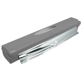 Le Porte Rouleau Cuisine (2coloris) est un distributeur en plastique gris qui contient un rouleau de papier d'aluminium, le papier étant partiellement sorti et prêt à être utilisé.