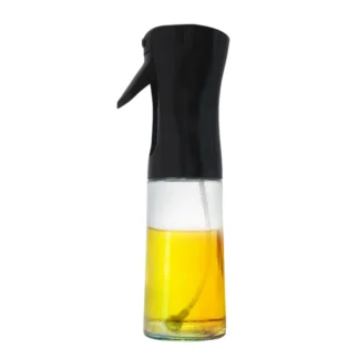 Le Spray Huile Verre 200 ml est un flacon pulvérisateur en verre transparent avec un bouchon en plastique noir, partiellement rempli d'un liquide jaune, isolé sur un fond blanc.