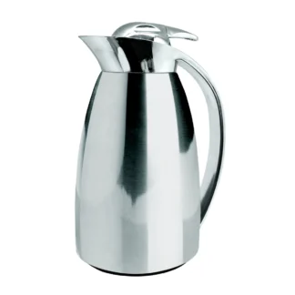 Le Pichet Isotherme 1L est une carafe thermique en acier inoxydable brillant avec une poignée et un bec courbés, représentée debout sur un fond blanc.