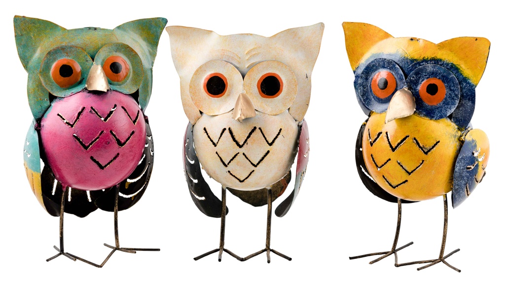 Trois sculptures Hibou Boule Métal se trouvent côte à côte, chacune présentant un mélange unique de couleurs peintes au hasard, telles que le vert, le rose, le blanc, le bleu, le jaune et l'orange.