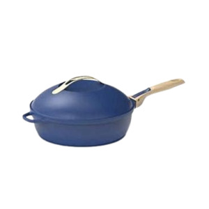 La Poêle Fabuleuse 28 cm est une sauteuse bleue avec un couvercle assorti, dotée d'une poignée en bois et d'une petite poignée en boucle sur le côté opposé, isolée sur fond blanc.