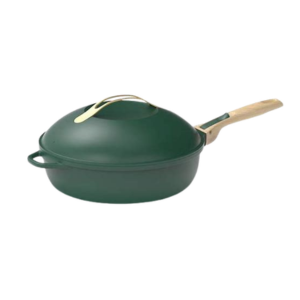 La Poêle Fabuleuse 28 cm est une poêle à frire antiadhésive profonde, vert foncé, avec un couvercle bombé assorti et un manche en bois clair, sur fond blanc.