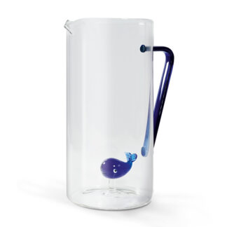 Le Pichet Verre 1,2L est doté d'un verre transparent, d'une poignée bleue et d'une petite figurine de baleine bleue fixée à l'intérieur, au fond.