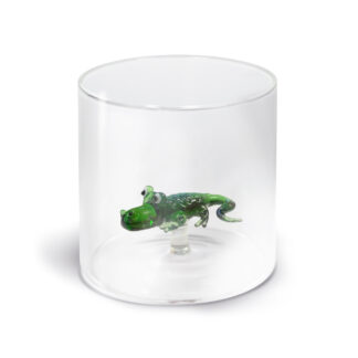 Un Gobelet Verre de 250 ml contient une petite figurine d'alligator en verre vert, présentée dans un récipient cylindrique transparent sur fond blanc.