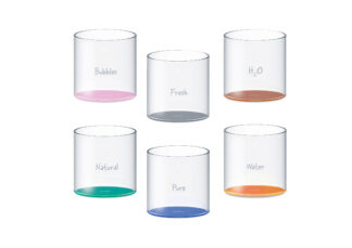 Six verres transparents de l'ensemble "Lot 6 Gobelets 250 ml" sont disposés en deux rangées de trois, chacun avec une base colorée et étiqueté "Bulles", "Frais", "H₂O", "Naturel", "Pur" et "Eau" sur un fond blanc.