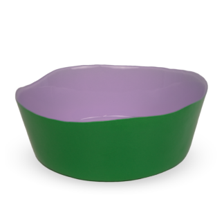 Le Saladier Verre 25 cm est un bol peu profond à bord ondulé, dont l'extérieur est vert brillant et l'intérieur violet clair brillant, sur fond blanc.