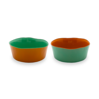 Lot 2 Bols Verre 13 cm (2 coloris) : deux bols en verre aux bords ondulés, l'un orange à l'extérieur et vert à l'intérieur, l'autre vert à l'extérieur et orange à l'intérieur, posés côte à côte sur fond blanc.