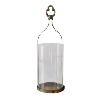 La Lanterne Bouteille Dorée se caractérise par un corps cylindrique en verre clair, une base métallique robuste et une poignée métallique ornée sur le dessus pour faciliter la suspension, ce qui en fait une lanterne décorative en verre très élégante.
