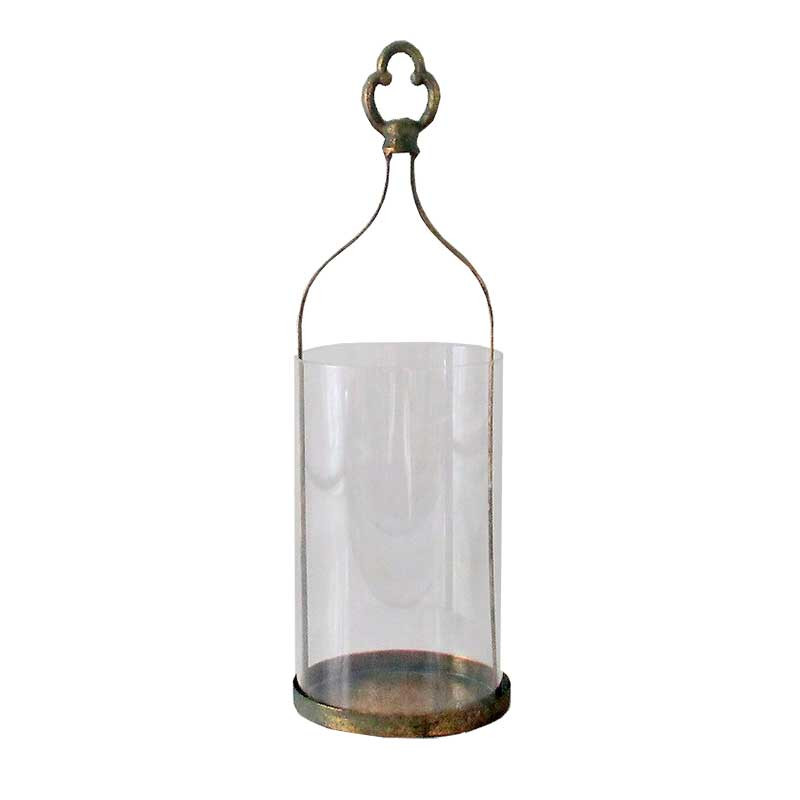 La Lanterne Bouteille Dorée se caractérise par un corps cylindrique en verre clair, une base métallique robuste et une poignée métallique ornée sur le dessus pour faciliter la suspension, ce qui en fait une lanterne décorative en verre très élégante.