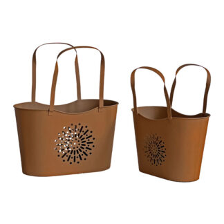 Le Lot 2 Jardinières Fer comprend deux sacs fourre-tout marron à longues anses et à découpes circulaires ; l'un est plus grand et plus large, l'autre plus petit et plus droit. Tous deux sont fabriqués dans un matériau lisse.