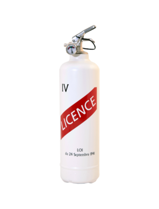Extincteur Vin Rouge blanc avec un manomètre, une bande rouge "LICENCE", le chiffre romain IV et le texte français "LOI du 24 Septembre 1941", sur un fond blanc uni.
