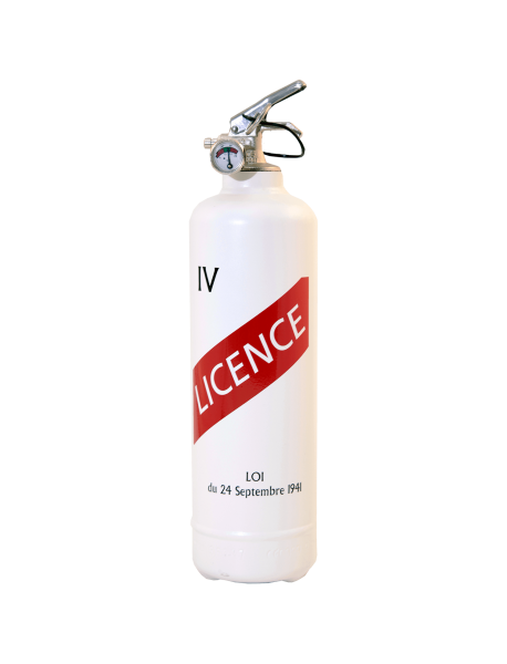 Extincteur Vin Rouge blanc avec un manomètre, une bande rouge "LICENCE", le chiffre romain IV et le texte français "LOI du 24 Septembre 1941", sur un fond blanc uni.