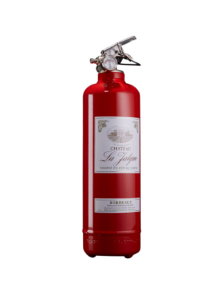 Un extincteur rouge portant l'inscription "Château La Trefle, Bordeaux" se détache sur un fond blanc, soulignant l'attrait unique de l'Extincteur Vin Rouge.