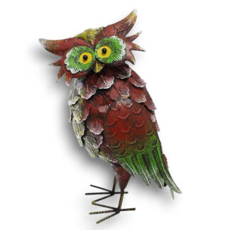 Le Hibou Éclat Sauvage est une sculpture de hibou en métal vibrant, avec de grands yeux jaunes, des plumes rouges, vertes et blanches complexes et de fines pattes en fil de fer, le tout sur un fond blanc.