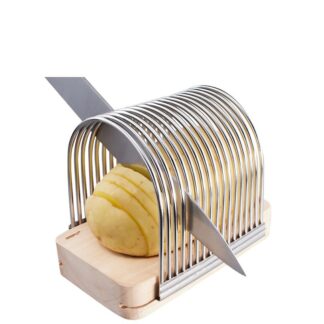 La Coupe-pommes de terre en éventail Hassel est un coupe-pomme de terre en acier inoxydable doté de barres métalliques régulièrement espacées pour des coupes uniformes ; il maintient la pomme de terre en toute sécurité pendant que vous la tranchez, et est doté d'une base en bois robuste.