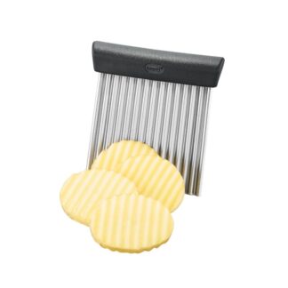 Le Découpeur Ondulé RIFFL au manche noir est représenté à côté de trois tranches de pommes de terre ondulées sur fond blanc.