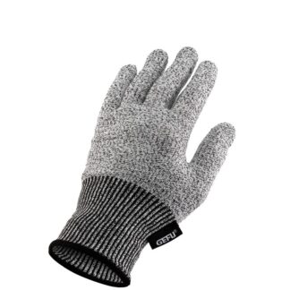 Le Gant Anti Coupure SECURO de Gant est un gant simple gris résistant aux coupures, avec une manchette rayée noire et blanche et une petite étiquette "GEFU", conçu pour assurer la sécurité et la protection lors de la préparation des aliments.