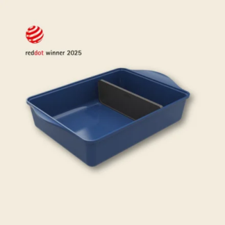 L'Incroyable plat à quatre ajustable (2 coloris), représenté en bleu avec un séparateur amovible sur fond clair, comporte le logo "reddot winner 2025" dans le coin supérieur gauche.
