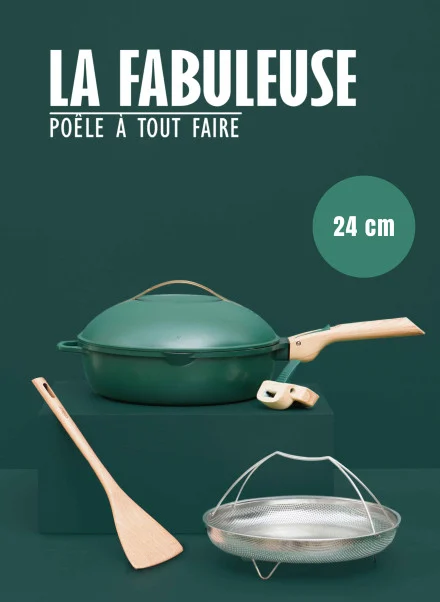 Une Poêle Fabuleuse verte de 28 cm avec couvercle, spatule en bois, passoire et poignée en bois est représentée sur un fond vert foncé avec le texte "La Fabuleuse Poêle à tout faire.