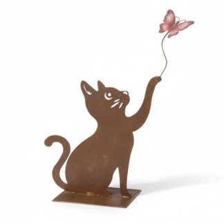La Silhouette Chat Jardin est une sculpture en métal représentant un chat assis et tendant la main vers un papillon rose perché sur sa patte. Ce motif simple et ludique se détache sur un fond blanc net.