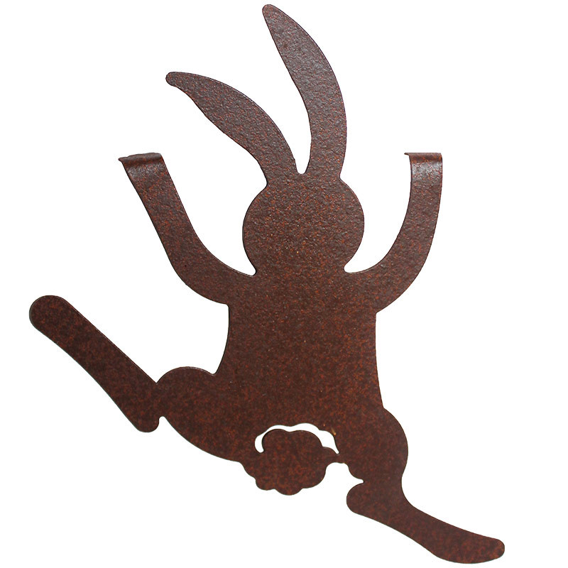 Silhouette Lapin Jardin : un crochet mural en métal de couleur rouille en forme de lapin bondissant avec la queue, les pattes, les oreilles tendues et les bras visibles - parfait pour un usage décoratif.