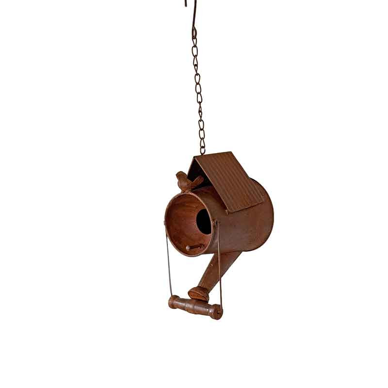 La suspension Oiseaux Fer est un nichoir fantaisiste fabriqué à partir d'un arrosoir en métal recyclé, avec une chaîne de suspension, une entrée pour les oiseaux et un toit attenant.