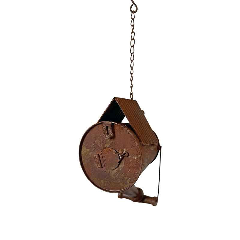 La suspension Oiseaux Fer est une lanterne ronde en métal avec un sommet triangulaire et une poignée, suspendue à une chaîne. Sa finition rustique et usée lui confère un aspect antique, et elle est présentée sur un fond blanc.