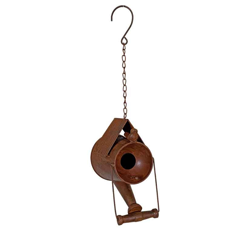 La suspension Oiseaux Fer est un nichoir rustique fabriqué à partir d'un arrosoir en métal recyclé, doté d'un trou d'entrée latéral et suspendu par une chaîne et un crochet robustes.