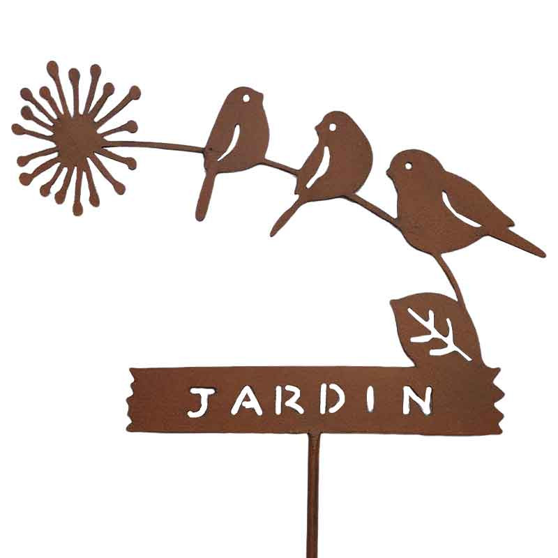 Le Tuteur Déco Jardin est un piquet de jardin en métal représentant trois oiseaux sur une branche, avec une fleur et une feuille stylisées à chaque extrémité, au-dessus d'un panneau indiquant "JARDIN".