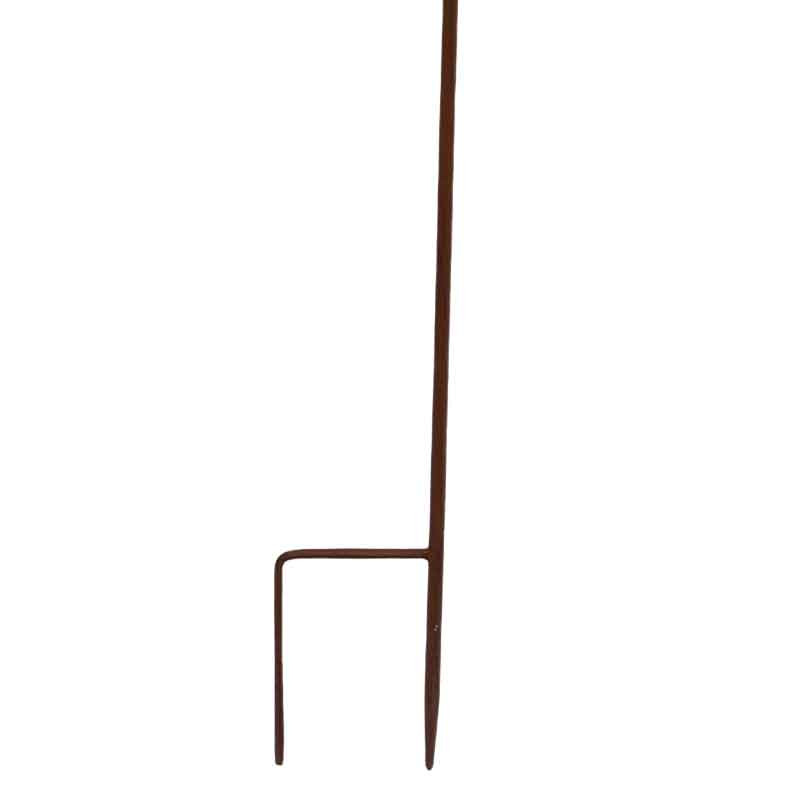 Le Tuteur Déco Jardin est un piquet de bordure en métal brun avec une tige verticale droite et une base rectangulaire en forme de U pour fixer les matériaux d'aménagement paysager. Représenté sur fond blanc.