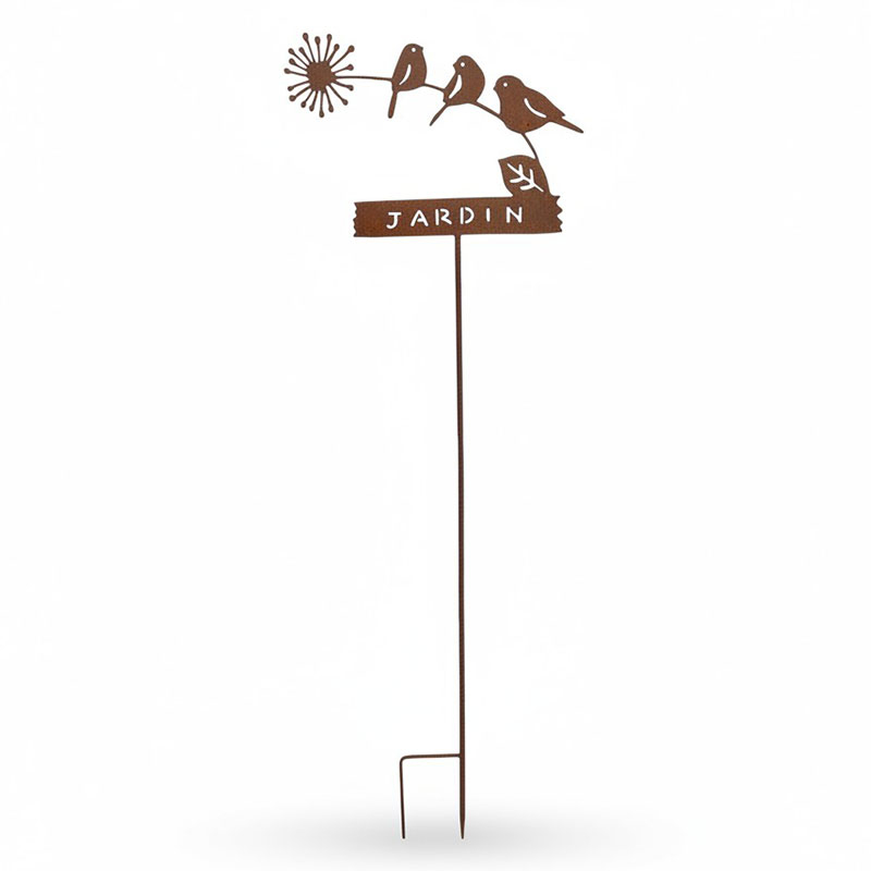 Le Tuteur Déco Jardin est un piquet de jardin rustique en métal avec trois oiseaux perchés, une forme de fleur et un panneau "JARDIN" découpé - parfait pour un placement décoratif dans votre espace extérieur.