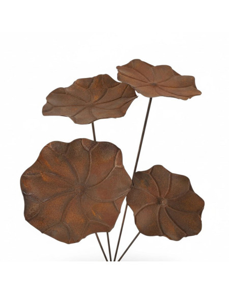 Le Tuteur Nénuphars Jardin présente quatre feuilles en métal de couleur rouille aux bords ondulés sur de fines tiges, regroupées avec art sur un fond blanc uni.