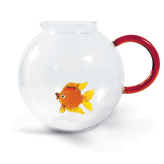 Le Pichet Verre 1,7L est un pichet en verre transparent avec un corps rond et une poignée rouge, avec à l'intérieur une figurine de poisson en verre orange et jaune.