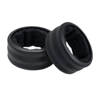 Le Jeu de 2 anneaux anti gouttes vin, deux anneaux anti gouttes vin en silicone noir et rond avec une doublure douce, sont présentés sur un fond blanc, l'un debout et l'autre incliné et appuyé contre le fond.