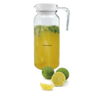 A Pichet acrylique 1 L avec couvercle, rempli de jus de citron vert et feuilles de menthe, est posé sur un fond blanc. Devant le pichet se trouvent trois citrons verts entiers, un citron coupé en deux et un quartier de citron.