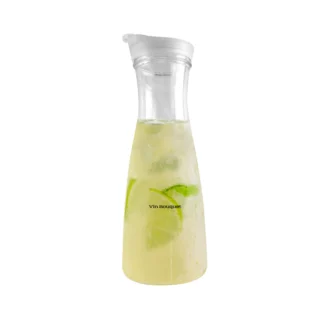 A Pichet conique acrylique 1 L avec couvercle, rempli d'une boisson jaune pâle, de glaçons, de feuilles de menthe et de rondelles de citron vert. La mention "Vin Bouquet" figure sur le pichet.