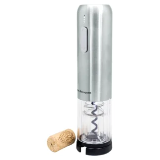 Le Tire-bouchon électrique compact inox, doté d'une finition argentée et d'une partie inférieure transparente avec tire-bouchon visible, se tient debout à côté d'un bouchon de vin retiré sur un fond blanc.