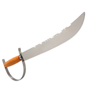 Le sabre de sabrage est un grand sabre métallique courbé, doté d'une poignée en bois, d'un protège-joint et d'une lame dentelée, représenté sur un fond blanc.