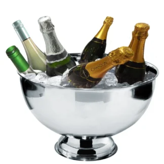 Un seau à glace en argent rempli de glace et six bouteilles de vin et de champagne assorties, dont certaines avec un emballage en papier d'aluminium sur le goulot, debout et partiellement réfrigérées.