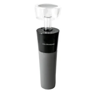 Le Bouchon à vide avec pompe intégrée est une pompe à air pour bouteille de vin avec un corps noir et gris étiqueté "Vin Bouquet" et un couvercle en plastique transparent.