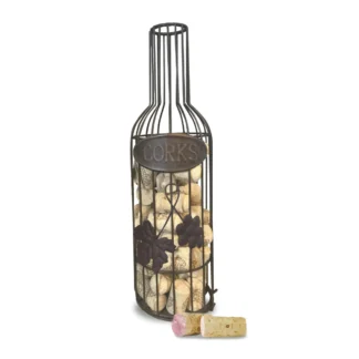 La "Bouteille rangement bouchons vin" est un support en fil de fer en forme de bouteille de vin étiquetée "CORKS", remplie de bouchons, dont deux sont à l'extérieur à la base, l'un d'entre eux étant teinté en rouge. Des grappes de raisin décoratives ornent le support.